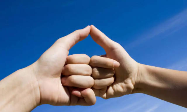 晨曲的咖啡时光 | 大手拉小手,只爱陌生人