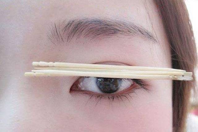 骄傲但低调 可以在眼睫毛上放4根牙签,还可以放笔芯.