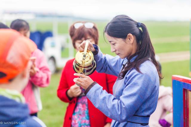 看过早晨挤牛奶,接下来回程分别的是在下一站喝马奶酒,还有羊群出发