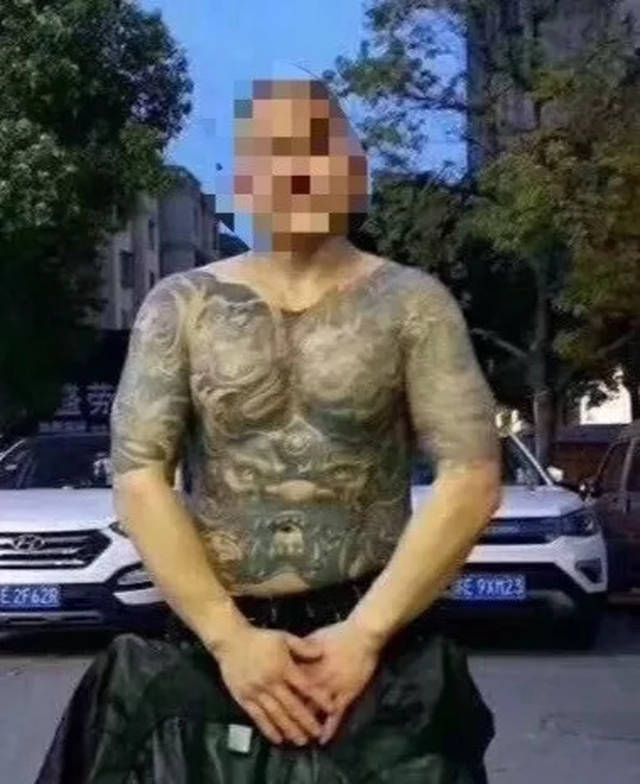 昆山反杀事件:纹身男与白衣男,你站哪条队?