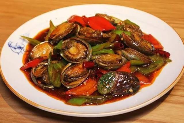 价格也是比较贵,  但是自从开海以后,  青岛人的餐桌上会有成盘成盘