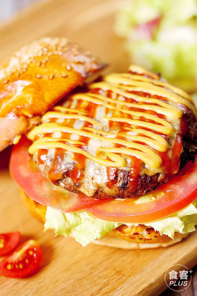超厚厚厚的牛肉汉堡,挤上黄芥末酱和番茄酱,这色彩搭配就让人食欲大开
