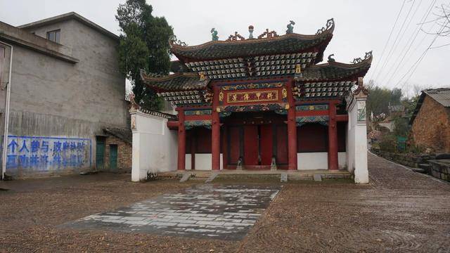 上联"期思漆水亦辽城,既乐且安,何再徙杜曲逡遒,无乃九侯宜兴云阳,裔