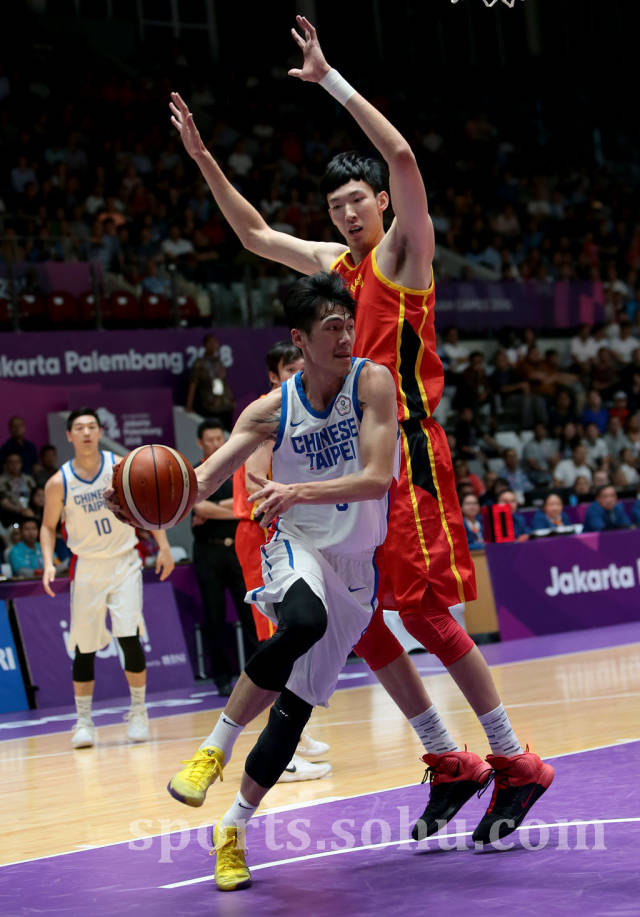 组图:男篮红队迎战中国台北 周琦王哲林轮番暴扣
