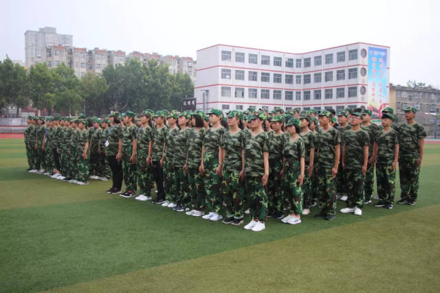 来,和小编一起撕开新泰高中军训的外衣!