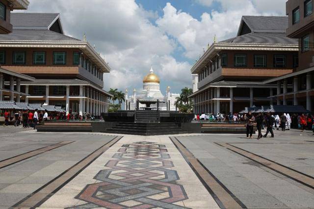 有钱任性的国家,全国人民不用纳税还有免费医保,上学有钱发?