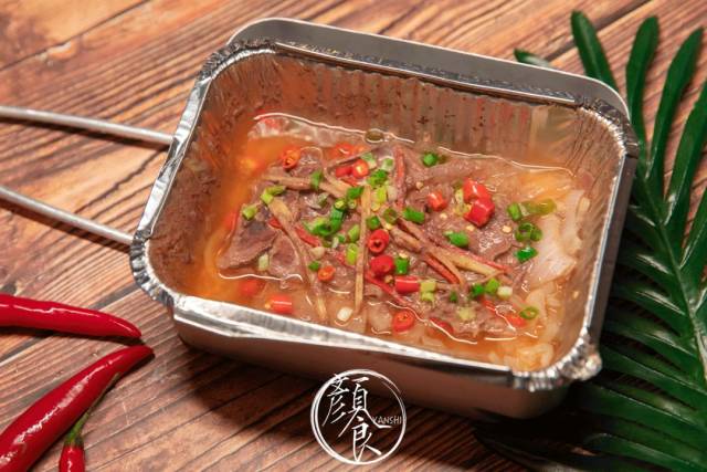 肉质饱满的排骨带有浓郁的 炭烤香味, 锡纸牛舌 锡纸腰花 嗨棒威士忌