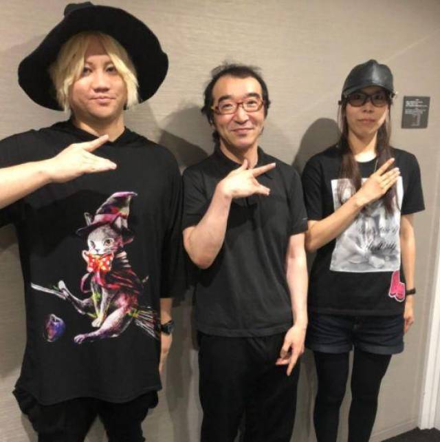 富坚义博沉迷少女偶像团体不能自拔,演唱会上