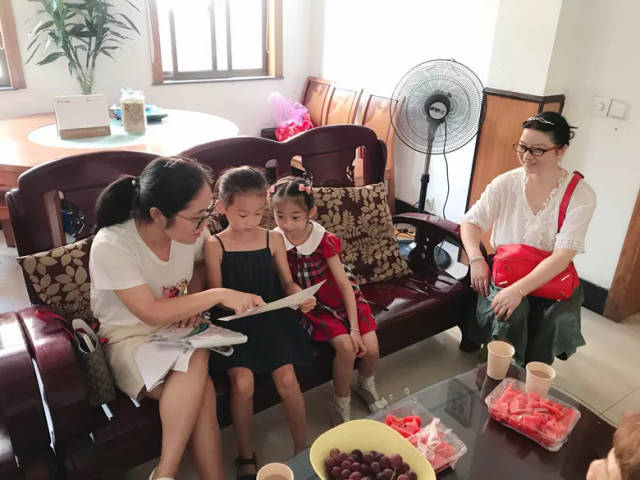 一早,新一年级班主任王巧苗来到学生王玮的家.
