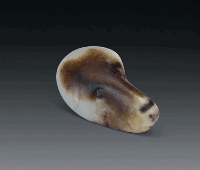 和田玉是一个大家族,同样有一些形态各异,价值也高的美玉奇石.