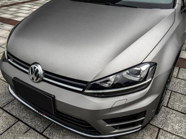 大众高尔夫7r拉丝钛车身改色贴膜加车顶贴膜碳纤维膜