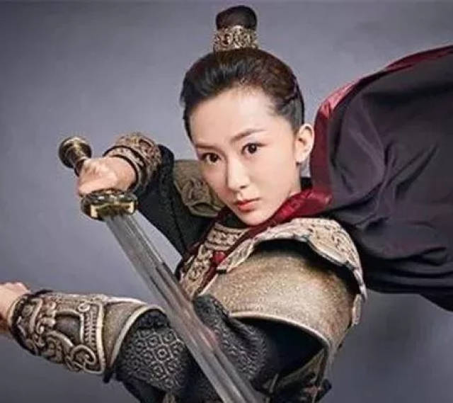 她就是我国的第一个女英雄——妇好.