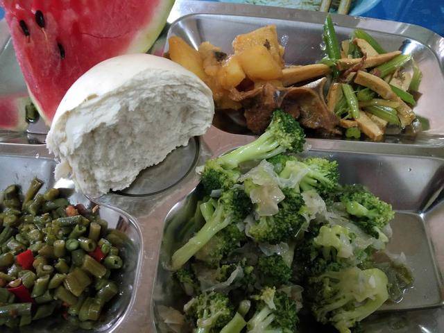 在部队并非每个士兵都能吃十个包子,午餐晚餐都吃饱,能量够用还保健康