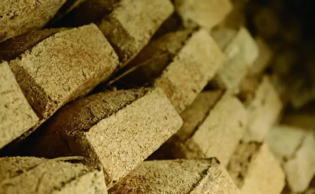 白酒有更加丰富的酒香层次 中华酿酒的精华就是在制曲上.