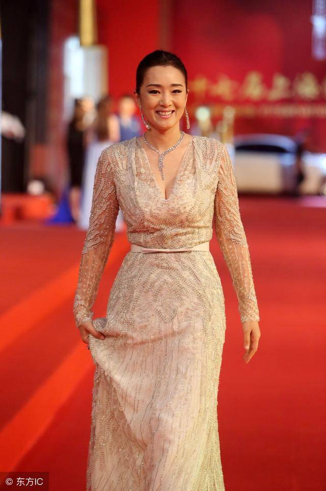 53岁的巩俐最新近靓照曝光,网友们的注意力却都在她肚子上!