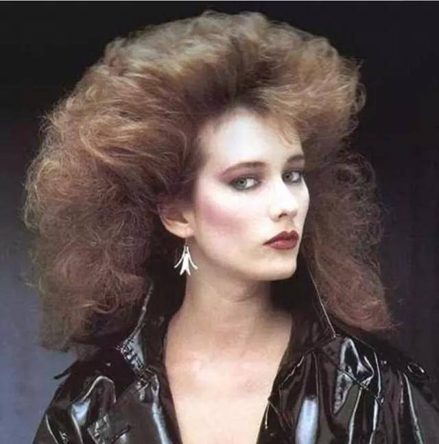 女神头发像贵宾犬,摇滚歌手偏爱胭脂鱼,80年代看不懂的时尚