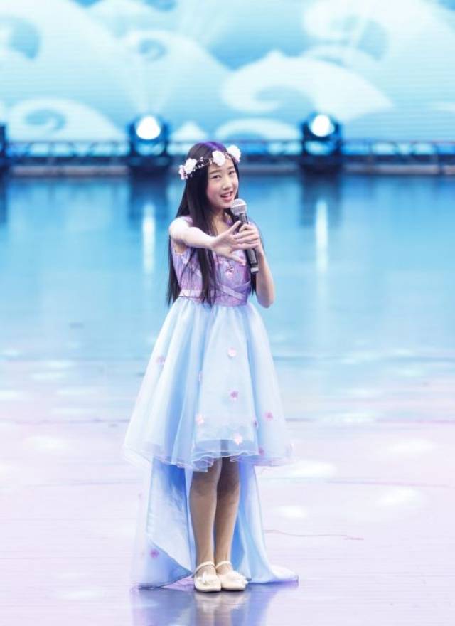 吴怡霏——我爱祖国上海站少儿春节晚会唱 咖喱咖喱>