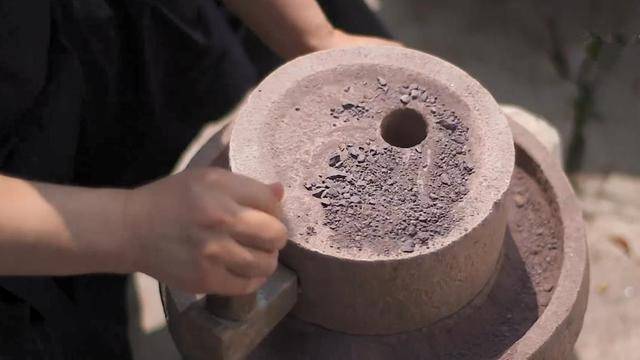 但很多时候,季益顺还是喜欢自己用原始的手工方式研磨紫砂