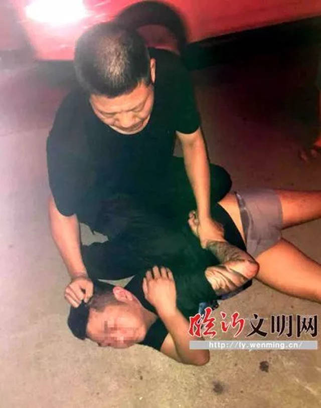 沂蒙人就是好 | 醉酒乘客毆打女司機 熱心市民將其制服