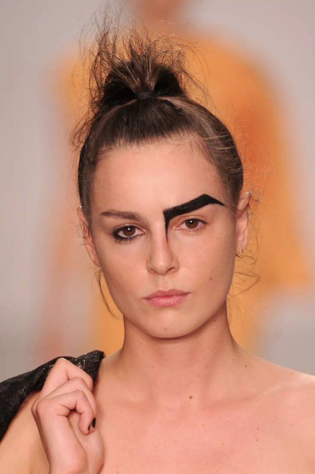 野生眉虽然对眉毛本身浓密程度要求很高,但是只要你的眉毛够浓,选择"