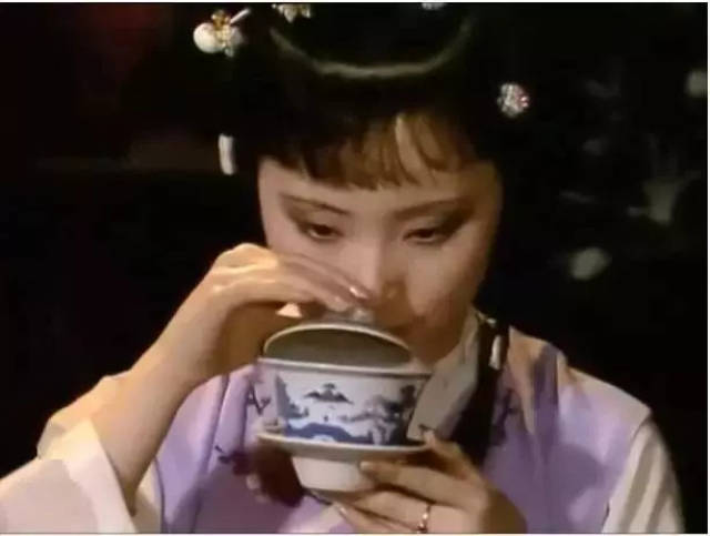 老版《红楼梦》里黛玉喝茶就是正确示范.