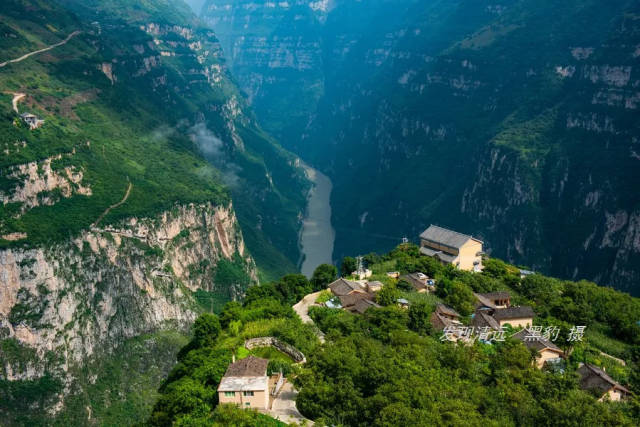 旷世大峡谷,惊险悬崖村,如此壮丽的风景怎么也赏不够!