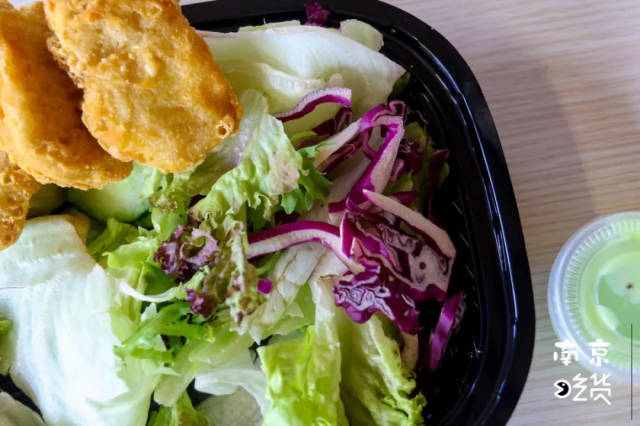 点单技巧:鸡块 蔬菜沙拉 我本身很喜欢沙拉(前提是酱料充足) 但肯德基