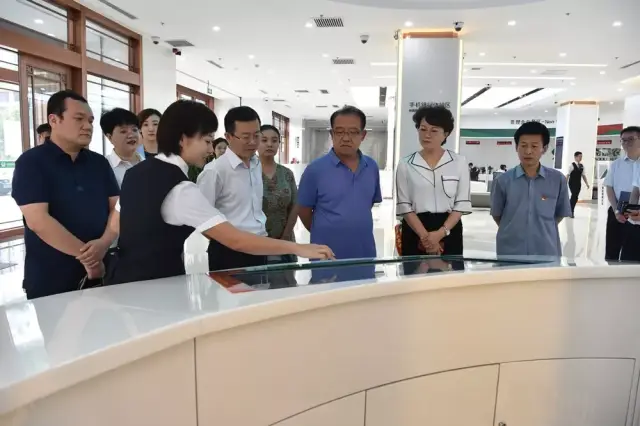 临汾市委宣传部副部长张红亮在尧都农商银行调研