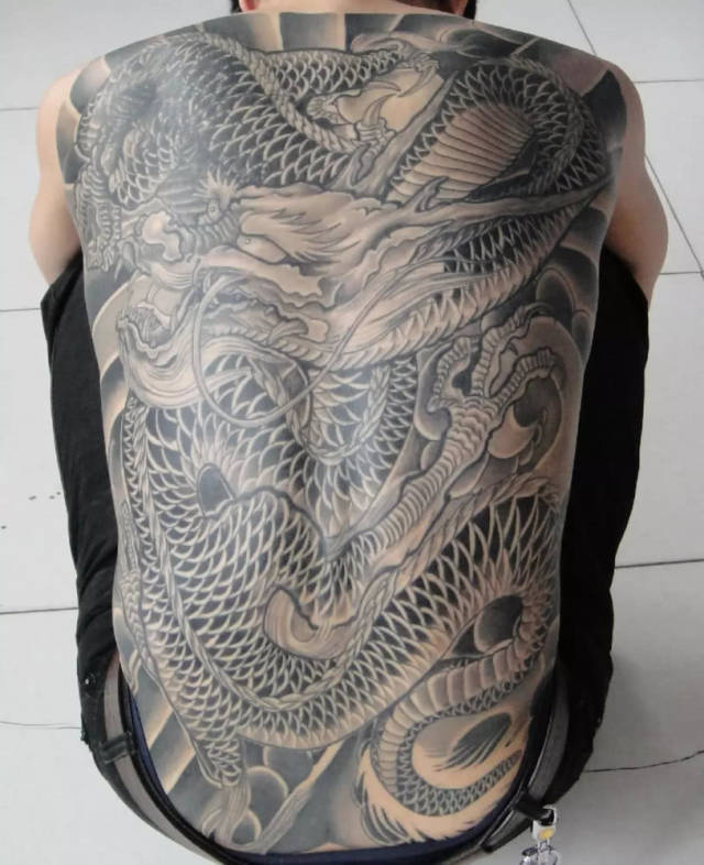 魔幻街头:中国狠人儿纹身考