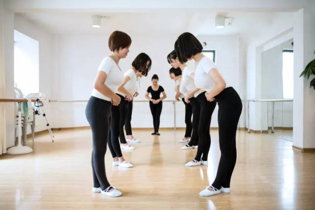 凤皇一族形体礼仪 | 国庆形体礼仪特训班火热招生中.