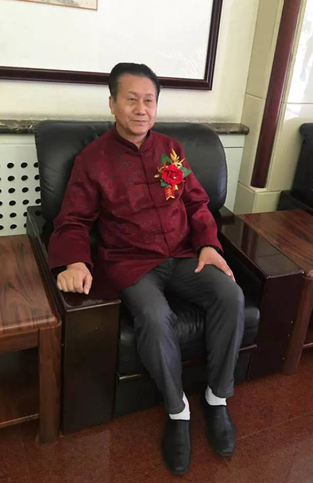 范有胜,1964年出生于甘肃兰州,现为《中华人民共和