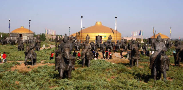 所谓的"幕",指的是古代将军行军打仗时帐篷(即民间俗称的"帅帐","中军