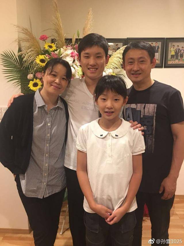 张本智和最新全家福曝光:身高超父亲,一家四口有3人已入籍日本