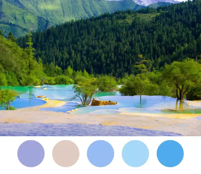 池水深浅各异,堤岸植被各不相同,在阳光照射下,池群一抹浅杏,一抹淡蓝