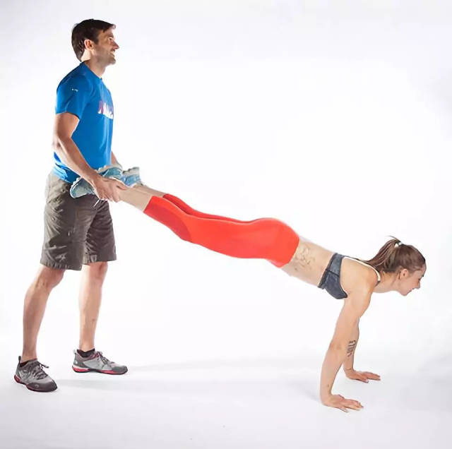 爆红网络,70岁老太硬拉270斤,秒杀肌肉男!