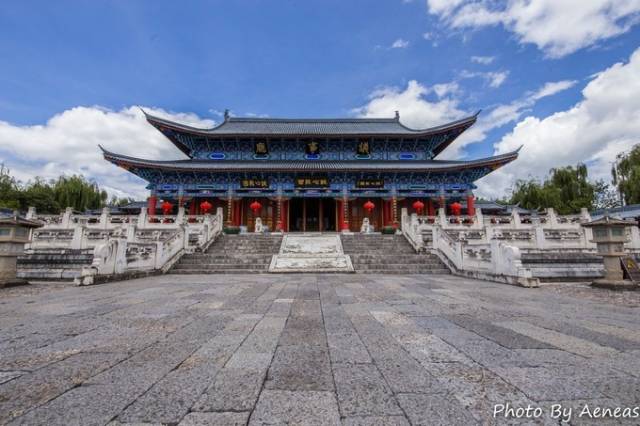 木府是 云南丽江 古城内的古代宫殿建筑群,原为明代 丽江 土司衙门的