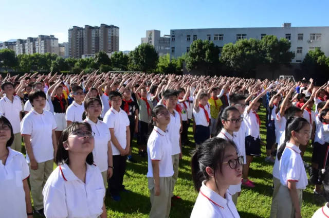中小学篇 庐山中学的校服是比较传统的白色polo衫,搭配卡其色长