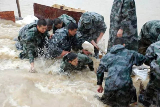 人民子弟兵赴石門坊景區抗洪救災