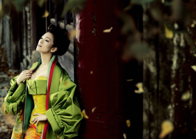 巩俐一身东瀛和服风长裙,美艳如艺伎回忆录,网友:无法理解的美