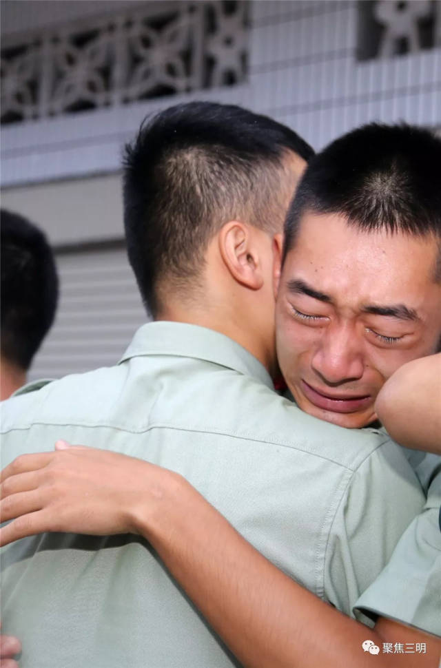 武警三明支队退伍老兵火车站挥泪告别,这些画面实在感人!