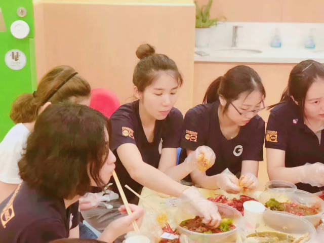 我也没能例外,面试时模仿各种动物——猴子,海龟,鸭子等;发出各种车的