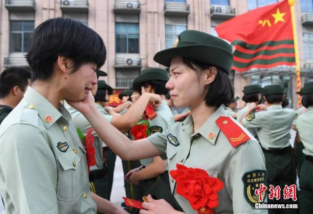 武警安徽總隊退伍女兵向警徽告別