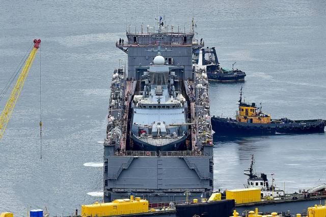 被太平洋舰队的浮坞从黑龙江上的俄阿穆尔造船厂转移到符拉迪沃斯托克