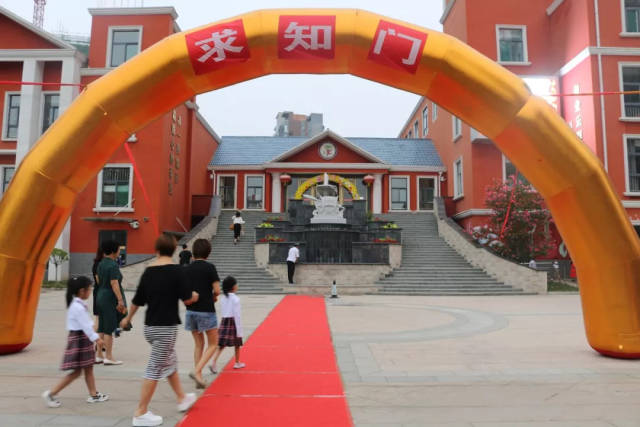 临汾市御景小学2018年迎新系列活动之一年级新生入学礼