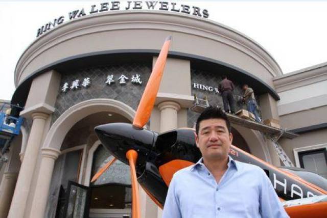 李兆佳是李兴华翡翠金城的总裁,这所公司由他的父亲于 1965年创办.