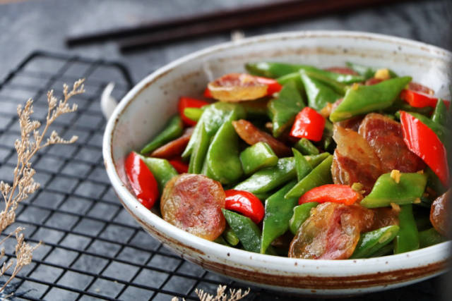 【腊肠炒扁豆】 制作配方:扁豆300克 腊肠1根 红椒1个 生抽2勺 盐半勺