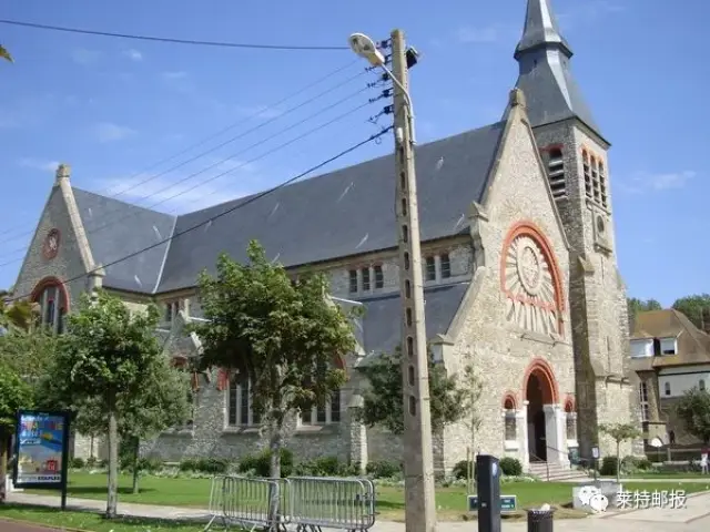 中,与周围的景观形成了鲜明的对照:白色的墙壁,兰色的镶边,红色的瓦片