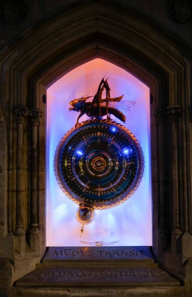 圣体钟的摇摆无规律可循, 是否时间也总是不可捉摸?