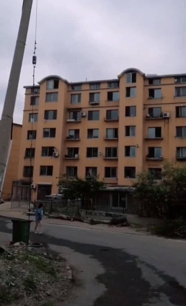 睡梦中听到狼叫声,网友吓得从床上跳起,跑到楼