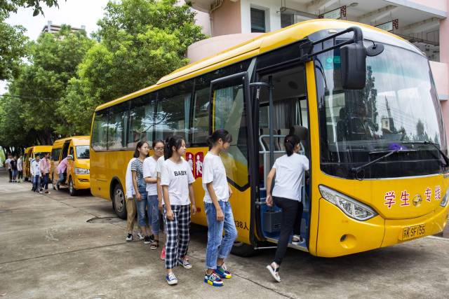 9月1日,在江苏省扬州市江都区武坚镇中学当天报名的同学试乘电动校车